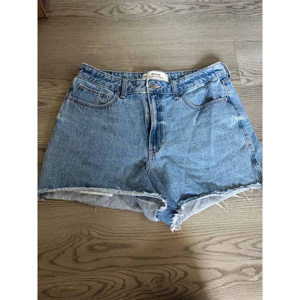 Hollister Ultra High-Rise 90s Short Medium Wash Denim Cut Off Size 14 W32